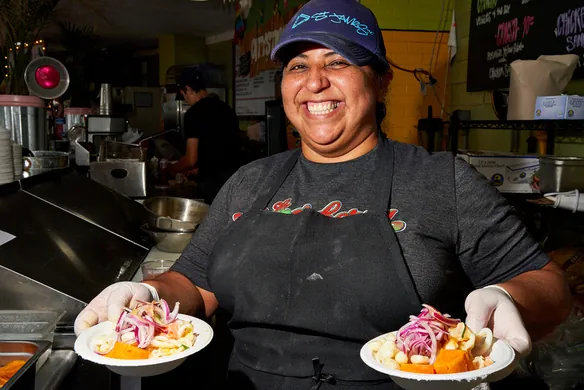 dona de um restaurante a sorrir
