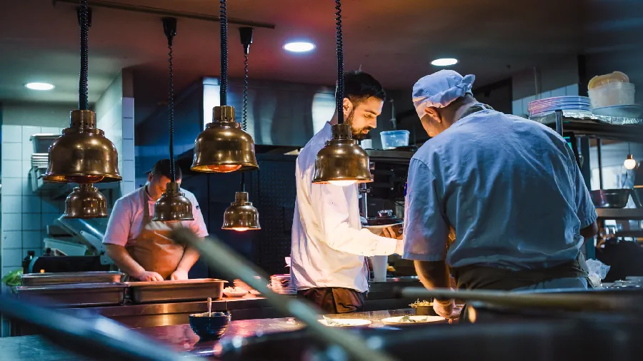 pessoas a tentar reduzir o custo da electricidade num restaurante