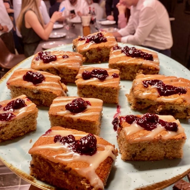 bolo de tabuleiro de claras com doce de frutos vermelhos para aproveitamento de claras