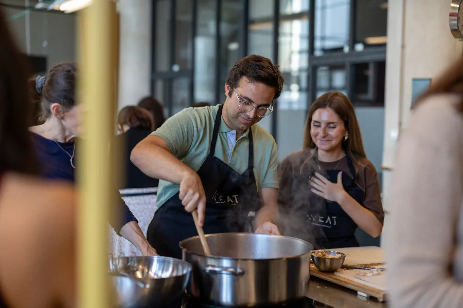 pessoas a cozinhar num teambuilding em lisboa
