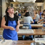 Equipa corporativa em atividade de team building culinário na WEAT Lisboa