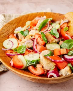 salada tradicional italiana de pão rústico