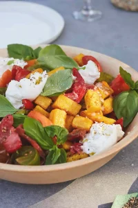 salada de milho assado ao estilo italiano com burrata