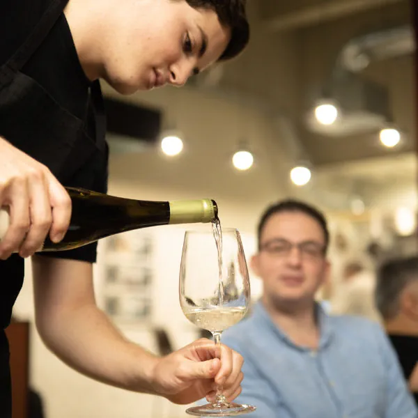servir vinho num workshop de petiscos em lisboa