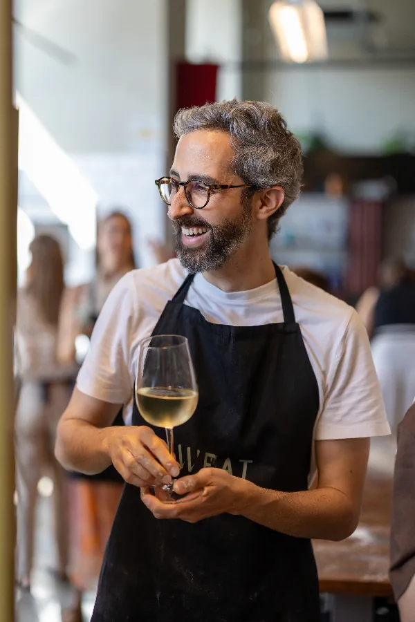 beber vinho num workshop de petiscos em lisboa