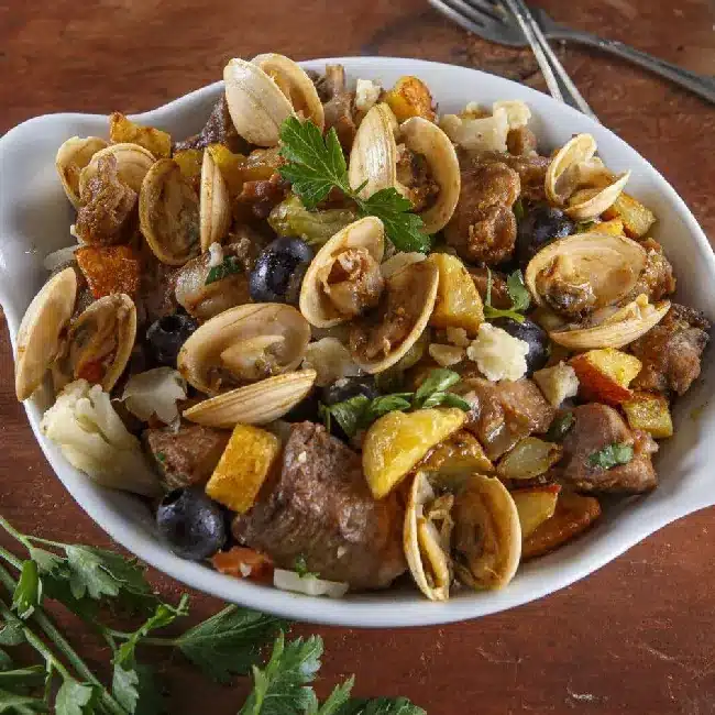 prato de carne de porco com ameijoas