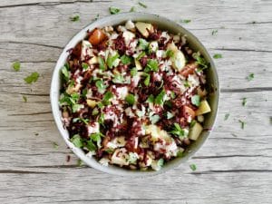 Uma salada de atum com feijão frade mais saudável e rica.