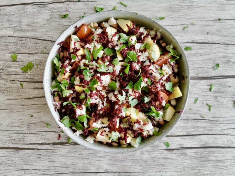 Uma salada de atum com feijão frade mais saudável e rica.