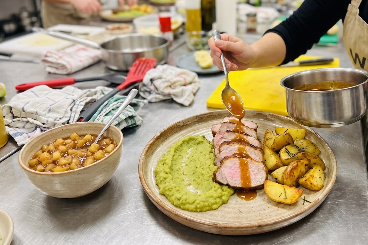 prato de sunday roast com batata assada e chutney de maçã